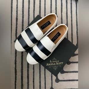Angela Scott Hammonds sneaker in white with black stripes Brand new in box